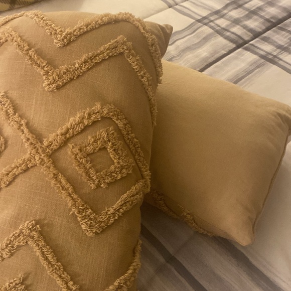 TEXTURED PILLOW SET - Picture 2 of 8